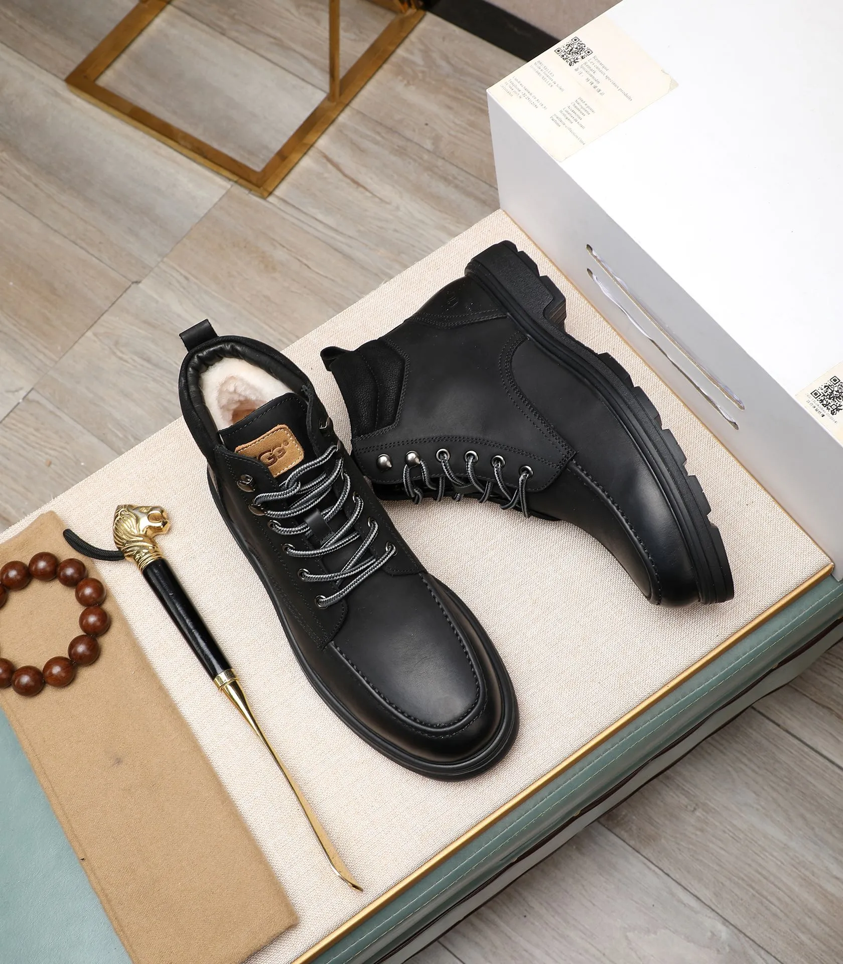Men's men's shoes💰640 UGG (100% genuine wool lining, 10% off for fake ones) Please pay attention to the quality of the original order and compare the thickness of the wool🏮🏮Hot-selling UGG from Australia's warm luxury brand men's shoes, the official website is synchronized, Beckham men's style..., made of imported top-layer waxed cowhide, waxed toe cap, Australian real wool velvet lining Carefully sewn...Imported rubber Martin boots outsole (comfortable, soft and wear-resistant). I really like the quality..Exquisite workmanship. You can't put it down at first sight. Size 39-44